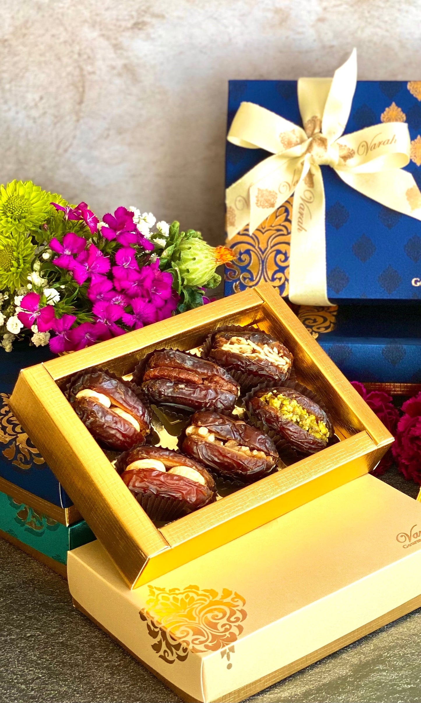 6 Premium Dates stuffed with nuts & dried fruits, in a gold foiled gift box