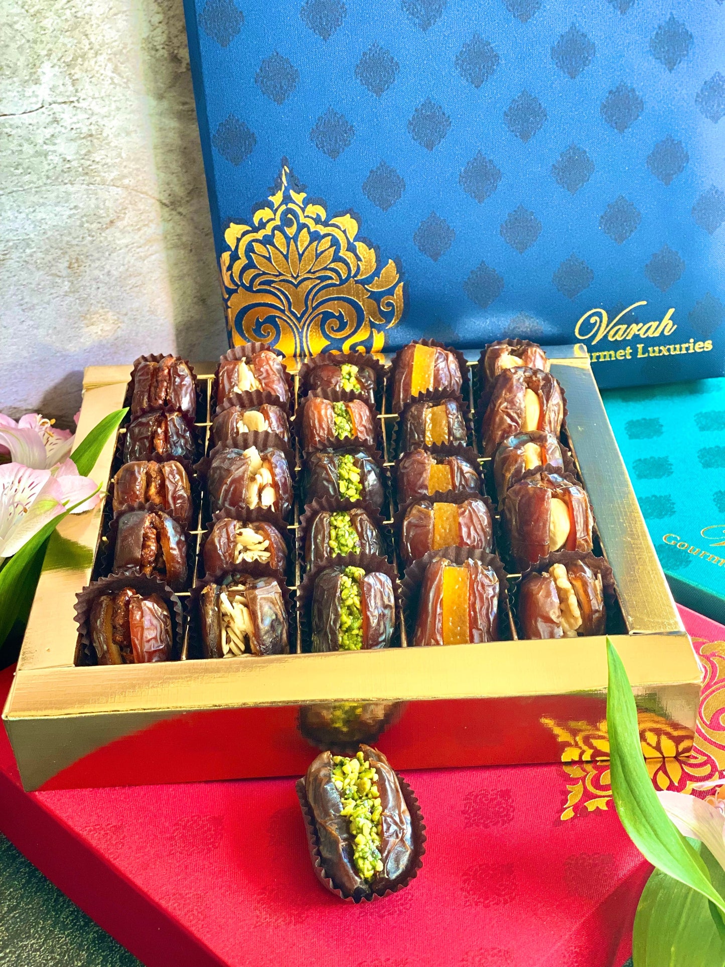25 Premium Dates stuffed with nuts & dried fruits, in a gold foiled gift box